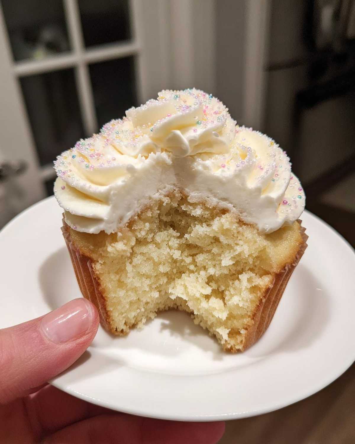 Champagne Cupcakes with Sparkling Frosting - detail 4
