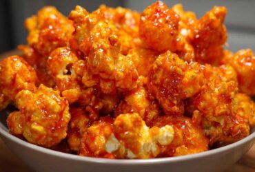Sriracha Honey Popcorn (Sweet and Spicy Crunch)